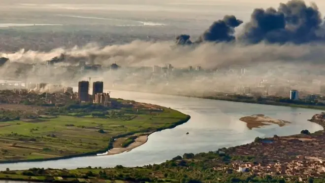 دخان أسود يغطي سماء العاصمة السودانية الخرطوم