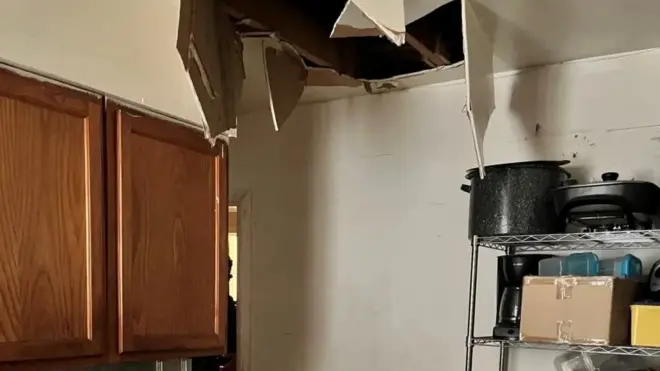 Dok je policija pretresala kuću, osumnjičeni je propao kroz plafon na kom se skrivao