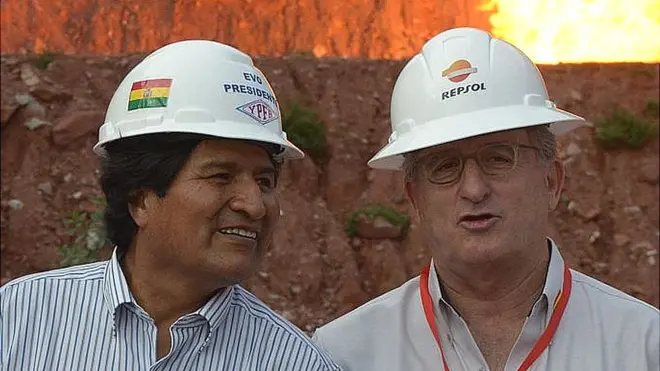 Evo Morales junto a Antonio Brufau, el presidentesite de cassino com bonus gratisla petrolera española Repsol.