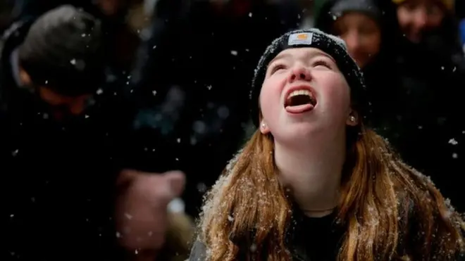 شیکاگو میں ایک لڑکی اپنی زبان پر برف پکڑنے کی کوشش کر رہی ہے