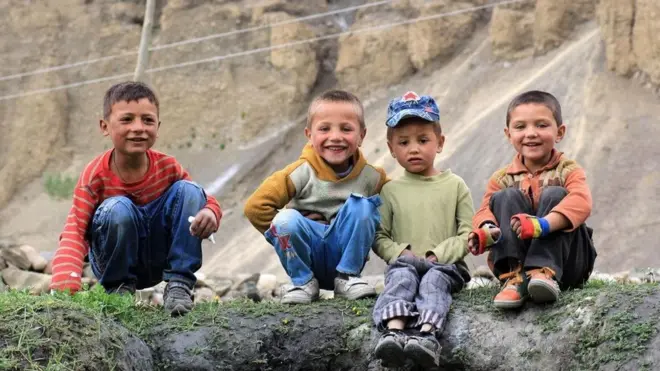 Anak-anak di Shimshal terlihat malu tapi penasaran dengan orang-orang yang datang ke kampung mereka.