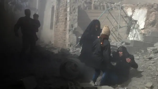 سكان الغوطة الشرقية يهربون من القصف