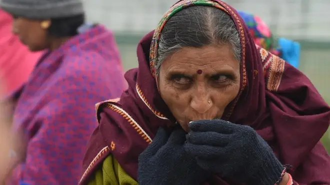 కాఫీ తాగుతున్న మహిళ