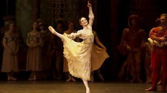 Watu wakicheza Ballet