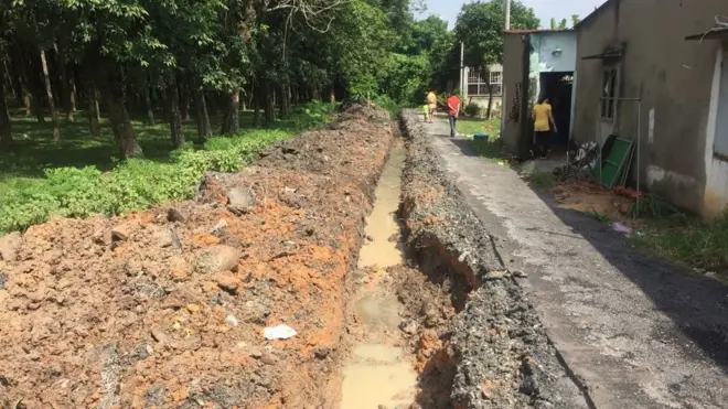 Con đường mới trải nhựa sau khi bị phá dỡ
