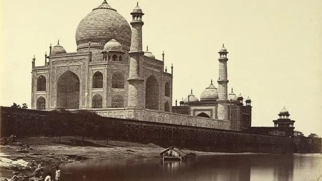 షాజహాన్ తరచుగా యమునా నదిపై పడవలో ప్రయాణించి తాజ్మహల్కు చేరుకునేవారు