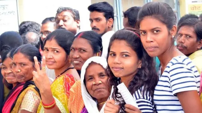 वोट डालने के लिए क़तार में लगे वोटर