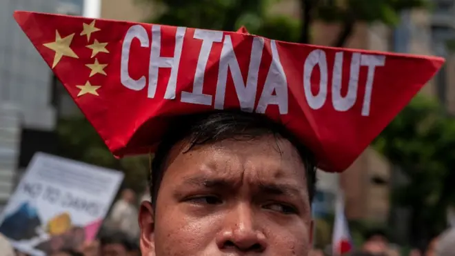 Người Philippines biểu tình phản đối trước Đại sứ quán Trung Quốc ở Manila hôm 9/4/2019 về việc tàu TQ tràn vào những khu vực do Manila đang kiểm soát ở Biển Đông