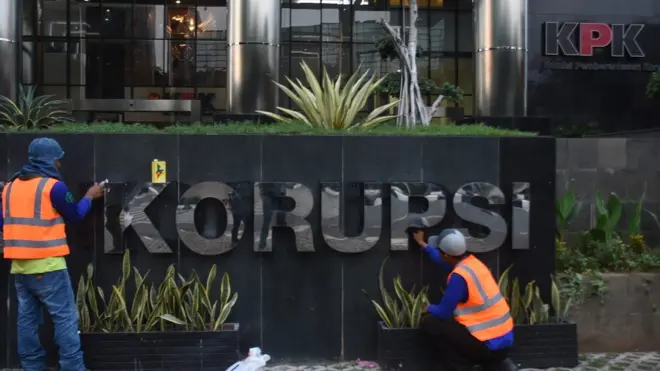 Pekerja memperbaiki tulisan "Komisi Pemberantasan Korupsi" di Gedung KPK, Jakarta, Kamis (19/12)