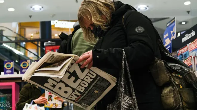 Десятки польських ЗМІ в середу вітали своїх глядачів і читачів чорними смугами і сторінками