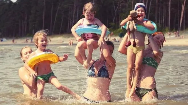 पूरे यूरोप में जन्म दर गिर रही है. कुछ देश इससे निपटने के लिए आर्थिक उपाय कर रहे हैं, लेकिन क्या सिर्फ़ पैसे देने से कोई फर्क पड़ेगा?