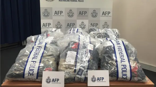 Наркотики были спрятаны в рулонах листового алюминия