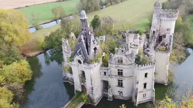 El castillo del siglo XIII de la Mothe-Chandeniers en Francia estuvo abandonado durante años. Ahora una comunidad de internautas lo compró con aportes de 50 euros por persona.