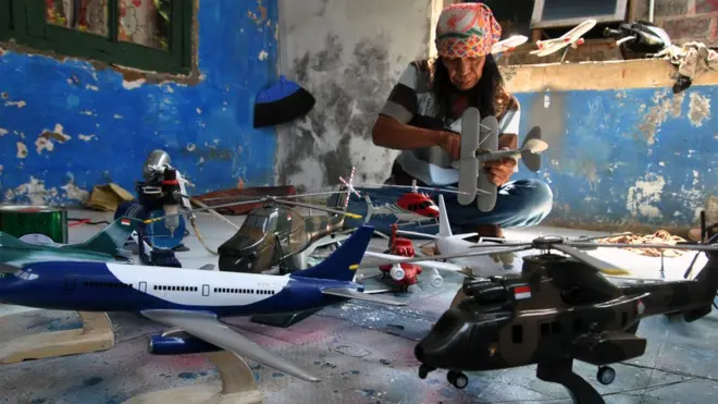 Perajin mengerjakan pembuatan miniatur pesawat dari bahan limbah kayu lame di Rumah Kreatif, Kabupaten Bogor, Jawa Barat, Selasa (30/06).
