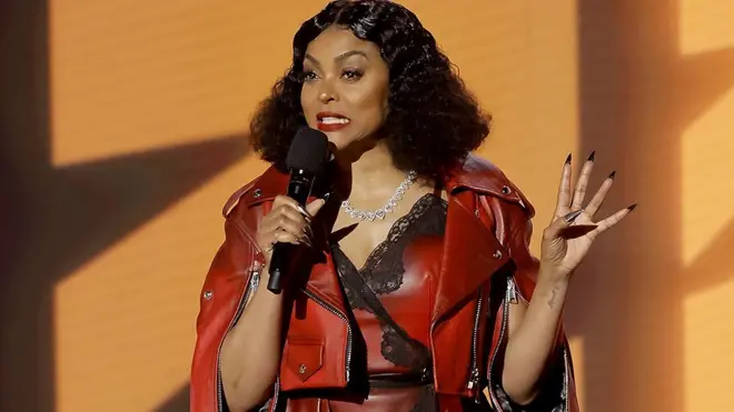 مقدمة الحفل تاراجي هينسون قالت إن "سلاحا يسلب الحياة أقوى من امرأة تمنح الحياة