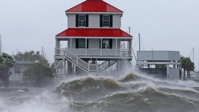 अमेरिका के लुइसियाना प्रांत के दक्षिण पूर्वी इलाके में स्थित पॉन्टकारट्रेन लेक में उठ रही लहरें