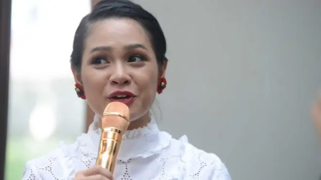 Andien mengunggah foto dirinya, suaminya dan anaknya dengan selotip menuutup mulut mereka.