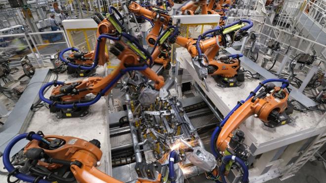 库卡的工业机器人在未来制造业发展中有着战略意义。