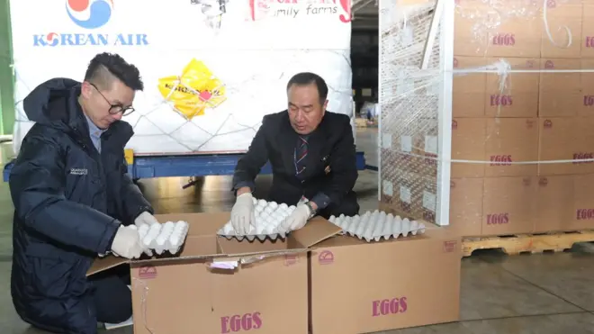 เจ้าหน้าที่ตรวจสอบไข้ไก่นำเข้าจากสหรัฐฯ