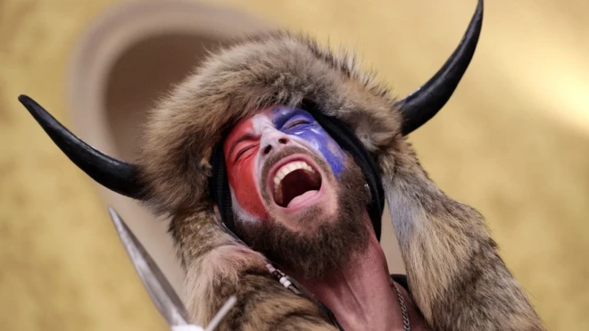 หัวหน้าคิวอะนอนสวมเขาควาย