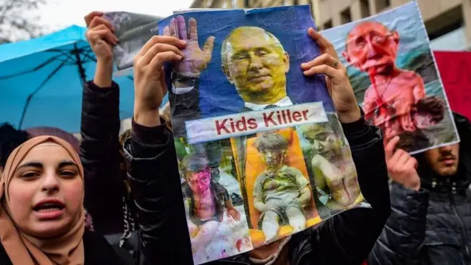 Демонстранты убеждены, что Россия, также как и режим Башара Асада, несет ответственность за гуманитарную катастрофу в Идлибе