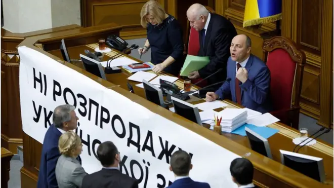 Робота депутатів відбувалася на тлі плакату "Ні розпродажу української землі"