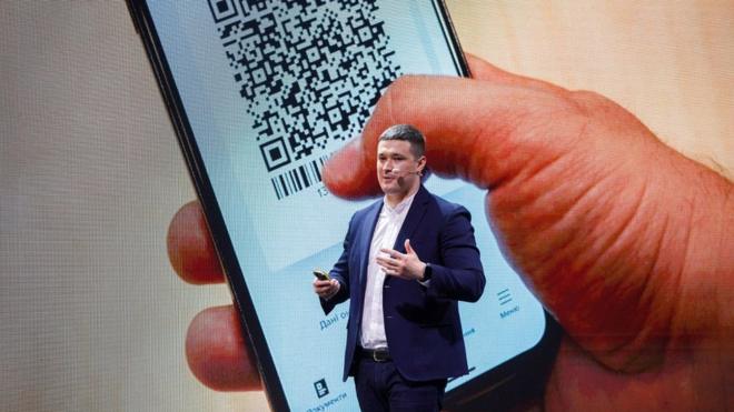 Михайло Федоров на фоні застосунку "Дія"