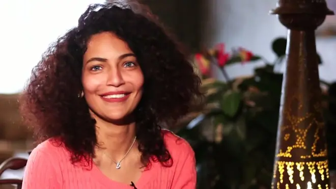 إسراء هي طبيبة الأسنان الصماء الوحيدة في مصر قررت أن تكون طبيبة أسنان لتغير نظرة المجتمع النمطية عن الصم. وقد ينظر إلى الصم في مصر على أنهم غير مؤهلين لبعض المهن.