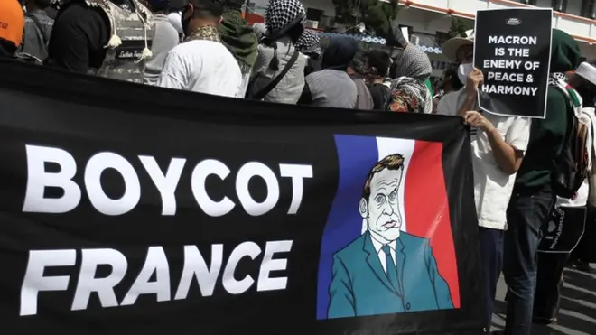 Pengunjuk rasa melakukan aksi boikot Prancis dalam demonstrasi di kawasan Nol Kilometer Yogyakarta, DI Yogyakarta, 30 Oktober 2020.