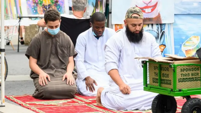 Foto ilustrasi: Tiga orang warga AS beragama Islam sedang melakukan salat di salah-satu sudut kota New York, 22 Agustus 2020.