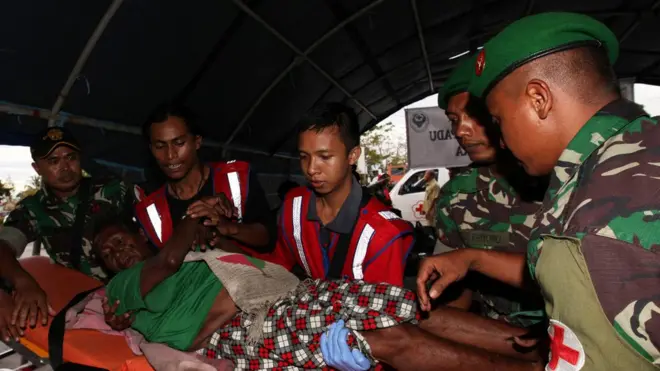 Tentara dan petugas membantu evakuasi warga dari dua desa di Kabupaten Mimika, Papua, yang sempat dikuasai oleh kelompok bersenjata.