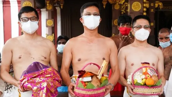 जाफ़ना के एक मंदिर में श्रीलंका में चीन के राजदूत ची झेंगहोंग (बाएं से तीसरे) अपने अधिकारियों के साथ