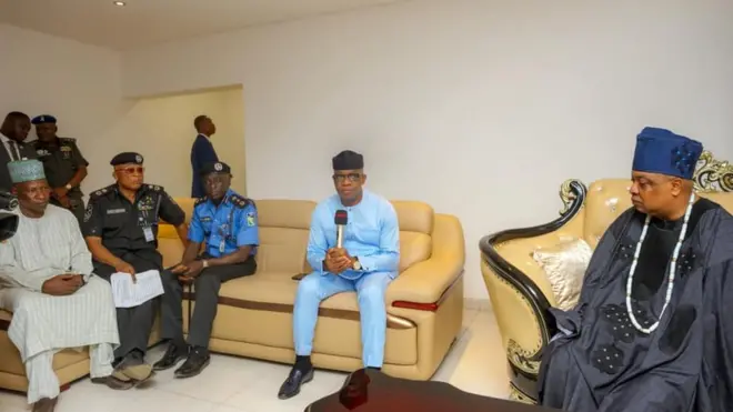 Ogun State Governor, AIG and di Commissioner of Police for Ogun pay condolence visit to di family of Late Tiamiyu Kazeem for Sagamu