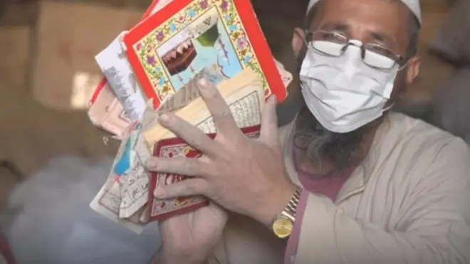 ماذا يفعل المسلمون في باكستان في نسخ المصاحف التالفة؟ فالمسلمون يتحرجون من إلقاء المصاحف في القمامة أو حتى إعادة تدوير الورق