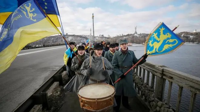 У Києві на мосту Патона провели акцію "Об'єднай береги Дніпра "живим ланцюгом" Соборності"