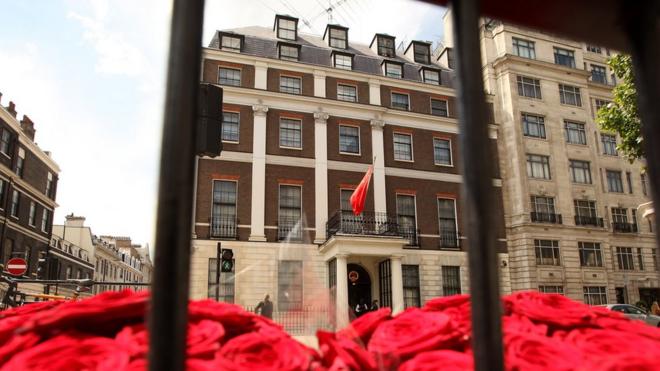 中国驻英大使馆设于伦敦西区波特兰坊，但经过百多年的历史后，准备搬迁。