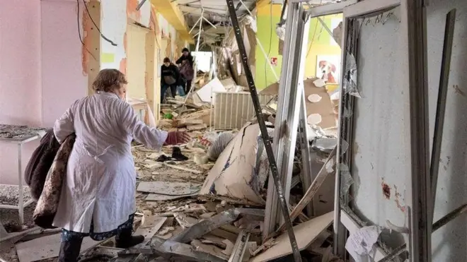 Спасатели продолжают разбирать завалы роддома в Мариуполе, разрушенного российкой бомбардировкой. Ранее о погибших не сообщалось, сейчас известно о гибели трех человек, включая ребенка