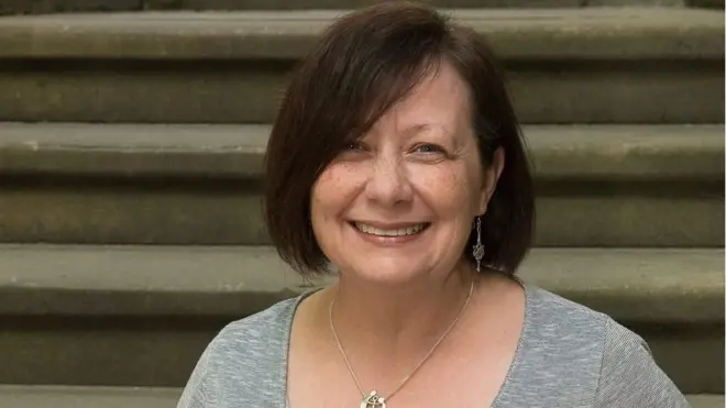 "Yo le di un riñón a alguien que lo necesitaba. ¿Podrías hacerlo tú?", dice el cartel que sostiene Tracey Jolliffe.