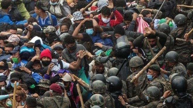 soldados en Guatemala dispersando a migrantes