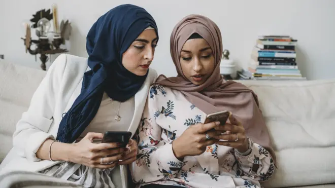 شاباتان تقرآن الأخبار من الهاتف الذكي