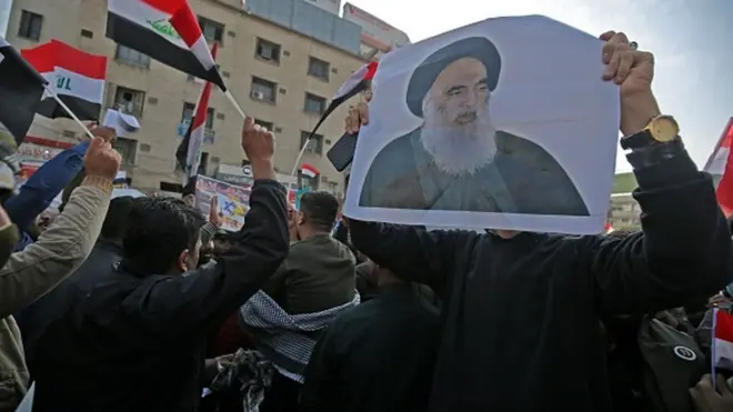 Sistani posteri taşıyan göstericiler