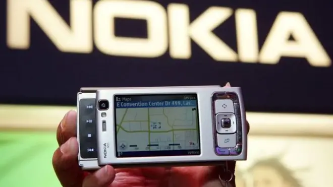 الرئيس التنفيذي، آرتو نوميلا، محاط بفلورين سيتشي (يسارا) وبيكا رانتالا (يمينا)