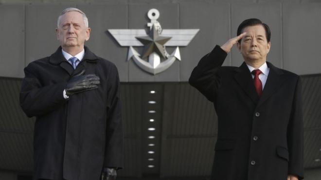 El ministro de Defensa de Estados Unidos, James "Perro rabioso" Mattis, con su homólogo surcoreano, Han Min-koo, en Corea del Sur.