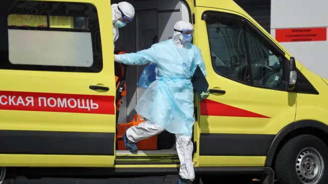 Врачи, выезжающие к коронавирусным больным, в основном обеспечены средствами защиты. Другое дело - обычные бригады скорой помощи