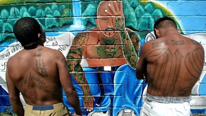Dos personas con tatuajes de la Mara Salvatrucha.