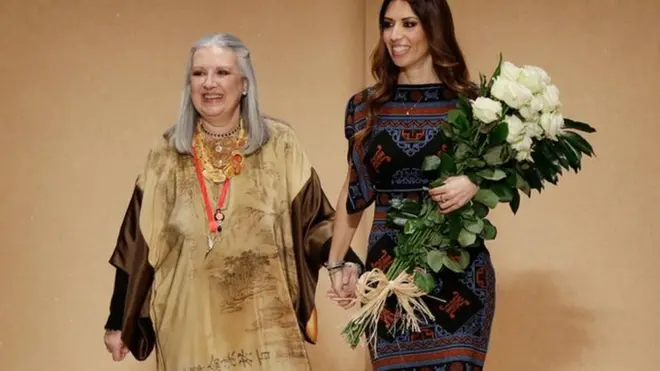 Лаура Биаджотти (слева) начала карьеру в мире моды в 1960-х годах, сегодня модный дом Биаджотти возглавляет ее дочь Лавиния (справа)