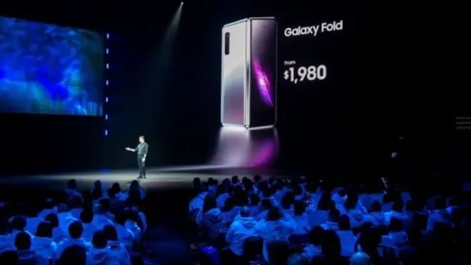 갤럭시 폴드 가격은 기존 스마트폰 가격의 2배에 육박하는 1980달러(약 222만원)부터 시작된다.