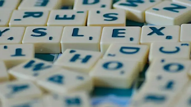 Las personas con dislexia no solo tienen dificultades en la lectura, la escritura y la ortografía, sino también pueden tener problemas para hablar.