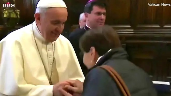 Папа Франциск дозволяв на початку аудієнції цілувати його перстень рибалки