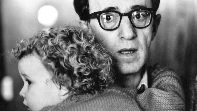 Woody Allen ve kucağındaki Dylan Farrow, 1987